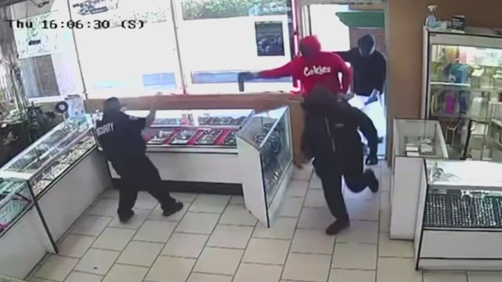 Smash and grab thieves use bear spray